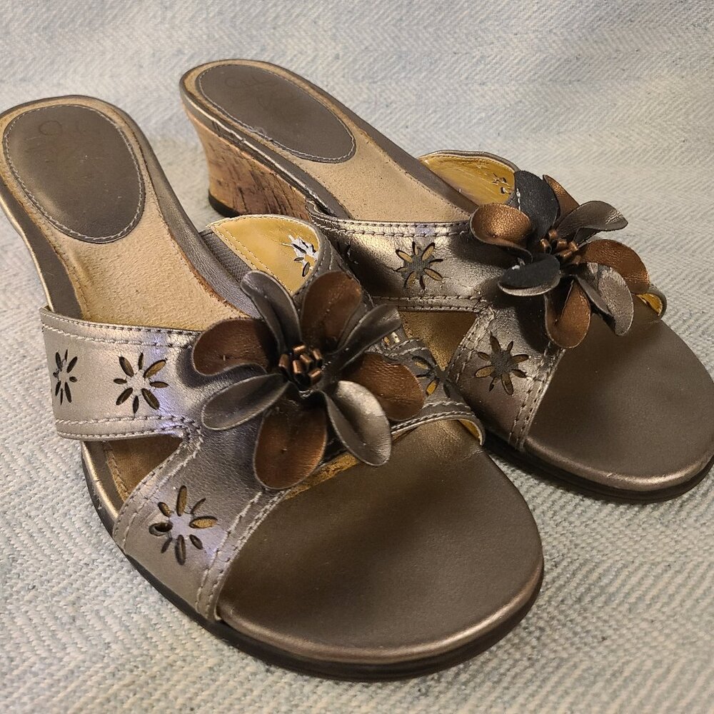 Life stride metallic flower sandals size 8